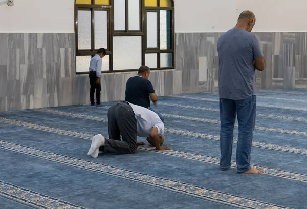 Muszlim hívők imádkoznak az imádság szobában a Ahmadiyya Shaykh Mahmud mecset Haifa város Izraelben — Stock Fotó