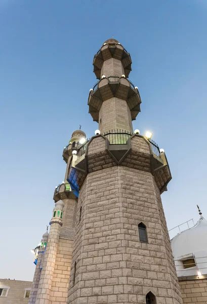 Вечірній вид мінаретів мечеть Ахмая Шах Махгрязелікування в місті Хайфа в Ізраїлі — стокове фото