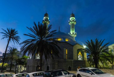 İsrail'in Hayfa şehrinde Ahmediyye Şeyh Mahmud camii bitişik sokaktan Gece görünümü