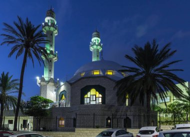 İsrail'in Hayfa şehrinde Ahmediyye Şeyh Mahmud camii bitişik sokaktan Gece görünümü