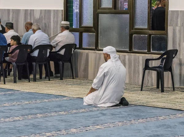 Müslüman inananlar İsrail'in Hayfa kentindeki Ahmediye Şeyh Mahmud Camii'nin dua salonunda dua ediyor — Stok fotoğraf