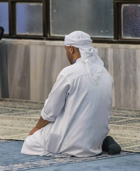 Muslim percaya berdoa di ruang doa Ahmadiyya Shaykh Masjid Mahmud di kota Haifa di Israel — Stok Foto