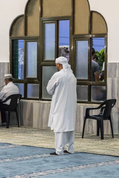 Muszlim hívő imádkozik az imádság szobájában a Ahmadiyya Shaykh Mahmud mecset Haifa város Izrael — Stock Fotó