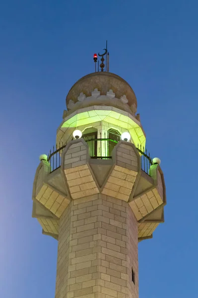 Večerní pohled na horní část minaretu v Haifské mešitě Mahmud — Stock fotografie