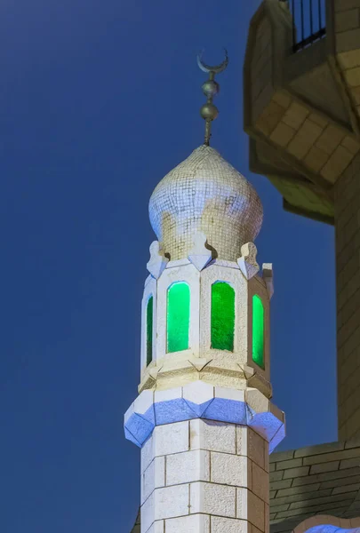 Parte da fachada da mesquita Ahmadiyya Shaykh Mahmud na cidade de Haifa, em Israel — Fotografia de Stock