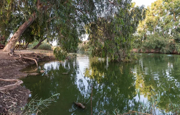 Kuzey İsrail'de Kfar Vitkin yakınlarındaki Alexander Nehri üzerinde batan güneşin ışınlarıpanoramik görünümü