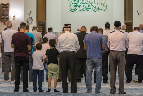 Muszlim hívők imádkoznak az imádság szobában a Ahmadiyya Shaykh Mahmud mecset Haifa város Izraelben — Stock Fotó