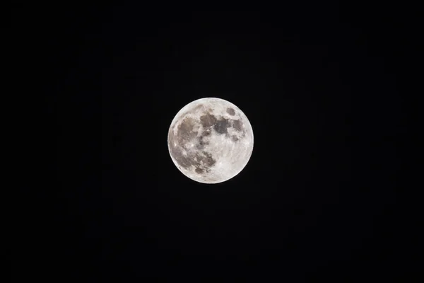 Bulan purnama di langit cerah di utara Israel pada 16 Juli 2019 — Stok Foto