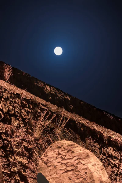 Veduta notturna dei resti di un antico acquedotto romano situato tra Acri e Nahariya in Israele — Foto Stock