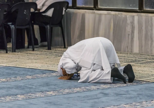 Müslüman mümin İsrail'in Hayfa kentinde Ahmediyye Şeyh Mahmud camii nin dua odasında dua — Stok fotoğraf