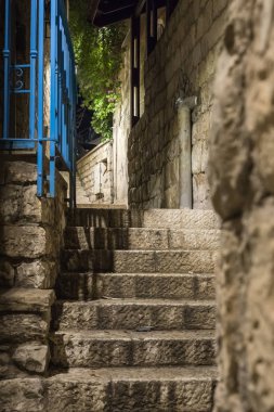 Kuzey İsrail'in eski Safed şehrinde sakin bir sokaktan yukarı yayılan bir merdivenin gece manzarası