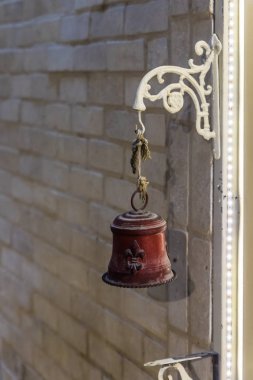 Kuzey İsrail'de Safed eski kentinde ön kapı yakınında asılı dekoratif çan Gece görünümü