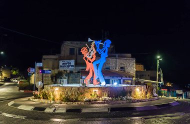 Kleizmers metal figürleri Gece görünümü - Kuzey İsrail Safed eski kentinde Edmond Safra Meydanı'nda Yahudi müzisyenler