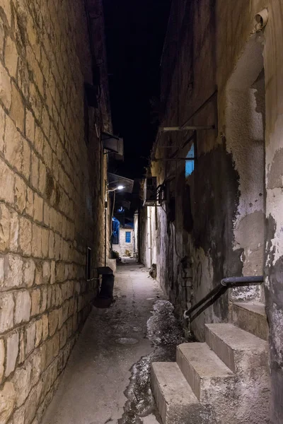 Widok nocny cichej ulicy w starym mieście Safed w północnym Izraelu — Zdjęcie stockowe