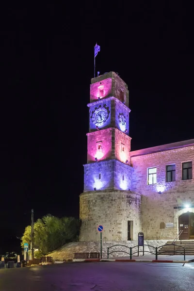 Vista noturna da torre do relógio do edifício Wolfson Community Center em uma praça na cidade velha de Safed, no norte de Israel — Fotografia de Stock