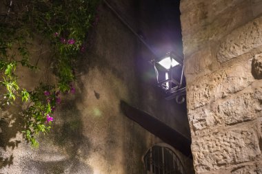 Kuzey İsrail'de Safed eski kentinde sakin bir sokakta bir sokak lambası Gece görünümü