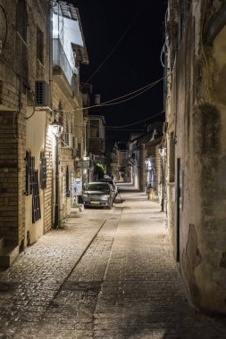Kuzey İsrail'de Safed eski kentinde sakin bir sokak Gece görünümü