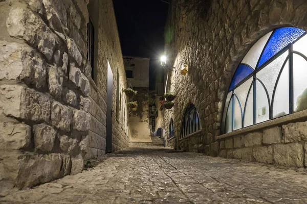 Kuzey İsrail'de Safed eski kentinde sakin bir sokak Gece görünümü