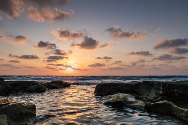 İsrail'in Nahariyya şehrinde Akdeniz kıyısında yaz günü gün batımı