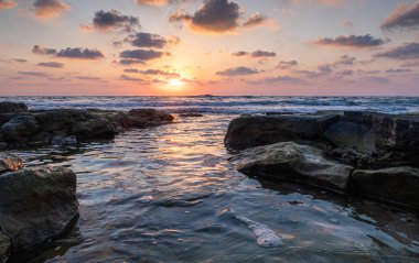 İsrail'in Nahariyya şehrinde Akdeniz kıyısında yaz günü gün batımı