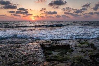 İsrail'in Nahariyya şehrinde Akdeniz kıyısında yaz günü gün batımı