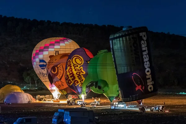 Gospodynie nadrobić balony gorącego powietrza na ziemi na pokaz nocy na gorącym powietrzu balon festiwalu — Zdjęcie stockowe