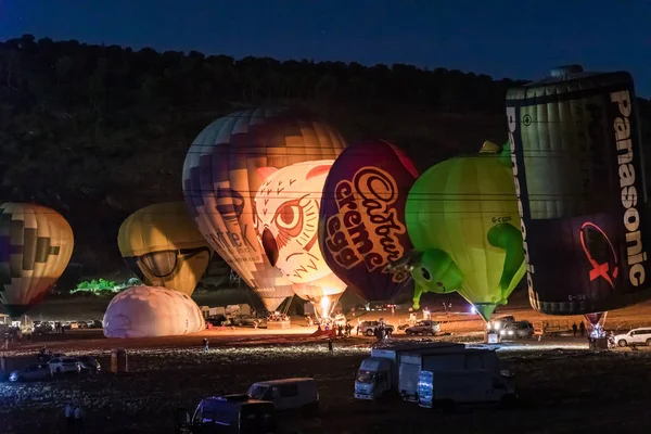 Gospodynie nadrobić balony gorącego powietrza na ziemi na pokaz nocy na gorącym powietrzu balon festiwalu — Zdjęcie stockowe