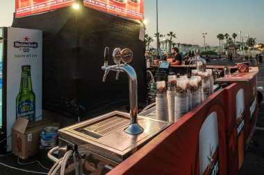 İsrail'de Nahariyya şehrinin dolgu üzerinde Bira Festivali'nde İsrailli bira şirketi Goldstar amblemleri ile Sayaç