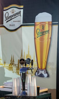 İsrail'de Nahariyya şehrinin dolgu bira festivalinde bira şirketleri Staropramen ve Murphys amblemleri ile stand