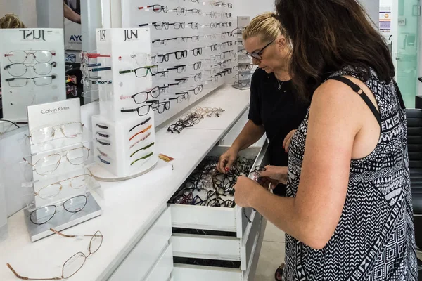 Un vendeur professionnel aide une femme à choisir des lunettes de lecture dans une boutique optométrique dans la ville de Nahariyya en Israël — Photo