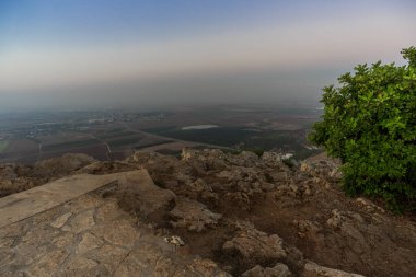 İsrail'de Nasıra yakınlarındaki yakındaki bir vadide Uçurum Dağı'ndan sabah güneşi sabah görünümü