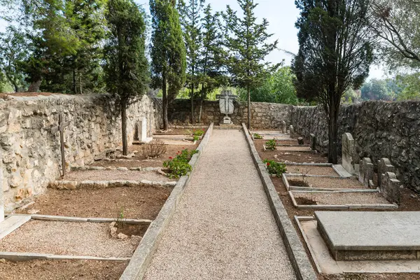 Cimitero della Chiesa della Trasfigurazione Cristiana situato sul Monte Tavor vicino a Nazareth in Israele — Foto Stock
