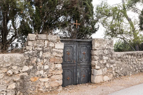 Portas de metal com cruzes que levam a um jardim no território da Igreja da Transfiguração Cristã localizada no Monte Tavor, perto de Nazaré, em Israel — Fotografia de Stock