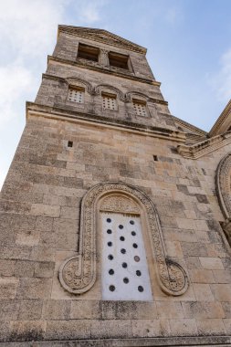 İsrail'de Nasıra yakınlarındaki Tavor Dağı'nda bulunan Katolik Hıristiyan Transfigürasyon Kilisesi'nin cephesinin bir kısmı