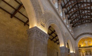 İsrail'de Nasıra yakınlarındaki Tavor Dağı'nda bulunan Katolik Hıristiyan Transfigürasyon Kilisesi'nin merkez salonunun iç