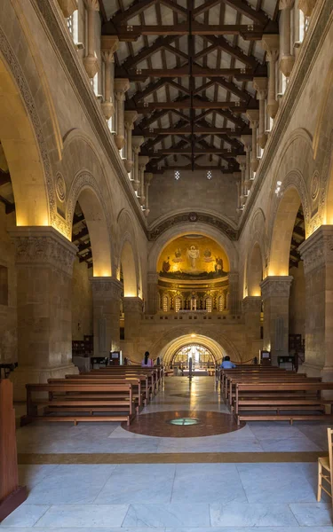 El interior de la sala central de la Iglesia católica de la Transfiguración Cristiana situada en el Monte Tavor, cerca de Nazaret en Israel — Foto de Stock