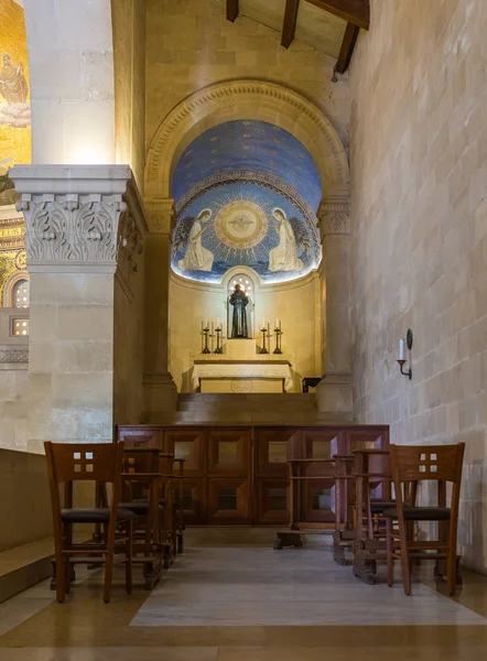 Sala de oración lateral en la iglesia católica de Transfiguración Cristiana ubicada en el Monte Tavor cerca de Nazaret en Israel — Foto de Stock