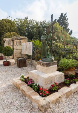 Joseph'in bronz heykeli, İsrail'in Nasıra kenti yakınlarındaki Tavor Dağı'nda bulunan Katolik Hıristiyan Transfigürasyon Kilisesi'nin topraklarındaki İsa Chrysia'yı çarmıhtan kaldırır.