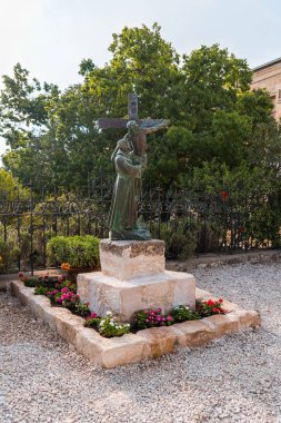 Joseph'in bronz heykeli, İsrail'in Nasıra kenti yakınlarındaki Tavor Dağı'nda bulunan Katolik Hıristiyan Transfigürasyon Kilisesi'nin topraklarındaki İsa Chrysia'yı çarmıhtan kaldırır.