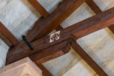 Katolik haç İsrail'de Nasıra yakınlarındaki Tavor Dağı'nda bulunan Katolik Hıristiyan Transfiguration Kilisesi'nde tavana boyalı
