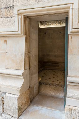 İsrail'de Nasıra yakınlarındaki Tavor Dağı'nda bulunan Katolik Hıristiyan Transfigürasyon Kilisesi'nin yan şapelinin kapısı