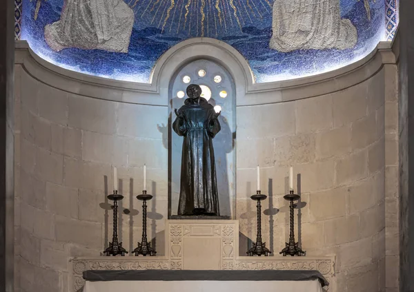 Standbeeld van de apostel Jozef in de zijgebeds zaal in de katholieke christelijke Transfiguratie kerk gelegen op de berg Tavor bij Nazareth in Israël — Stockfoto