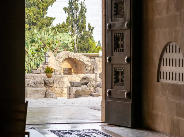 Vista del patio a través de las puertas de la Iglesia católica de la Transfiguración Cristiana situada en el Monte Tavor, cerca de Nazaret en Israel — Foto de Stock