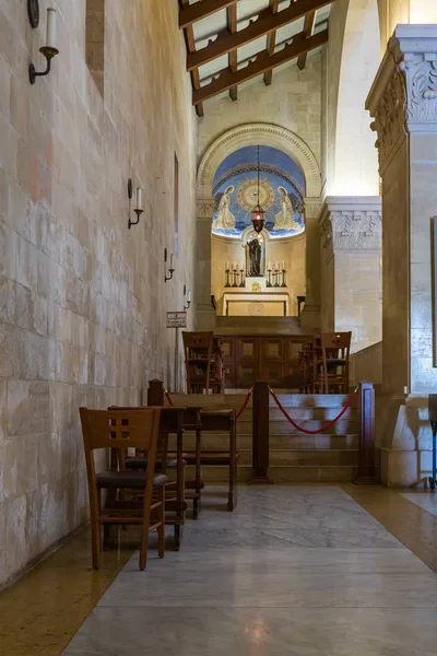 Sala de oración lateral en la iglesia católica de Transfiguración Cristiana ubicada en el Monte Tavor cerca de Nazaret en Israel — Foto de Stock