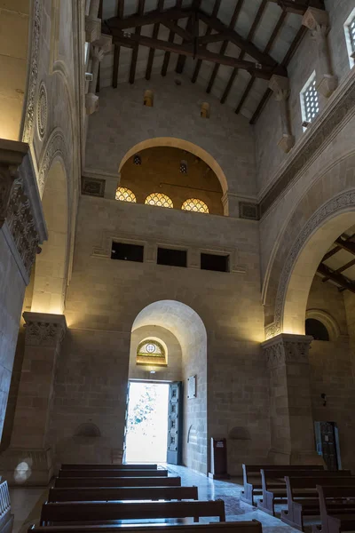 El interior de la sala central de la Iglesia católica de la Transfiguración Cristiana situada en el Monte Tavor, cerca de Nazaret en Israel — Foto de Stock