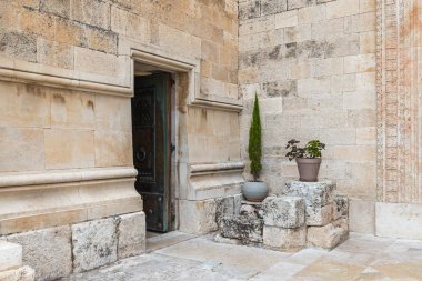 İsrail'de Nasıra yakınlarındaki Tavor Dağı'nda bulunan Katolik Hıristiyan Transfigürasyon Kilisesi'nin yan şapelinin kapısı