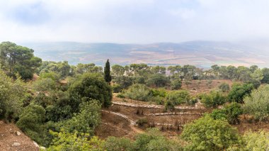 İsrail'de Nasıra yakınlarındaki yakındaki bir vadide Tavor Dağı'ndan sabah güneşi sabah görünümü