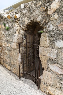 İsrail'de Nasıra yakınlarındaki Tavor Dağı'nda bulunan Katolik Hıristiyan Transfigürasyon Kilisesi topraklarında Bizans döneminden bir manastırın kalıntıları