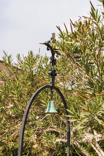 Una pequeña campana cuelga en el patio de la Iglesia Católica de Transfiguración Cristiana ubicada en el Monte Tavor cerca de Nazaret en Israel — Foto de Stock