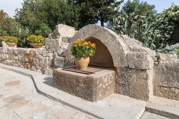 Patio adornado cerca de la iglesia católica de Transfiguración Cristiana ubicada en el Monte Tavor cerca de Nazaret en Israel — Foto de Stock